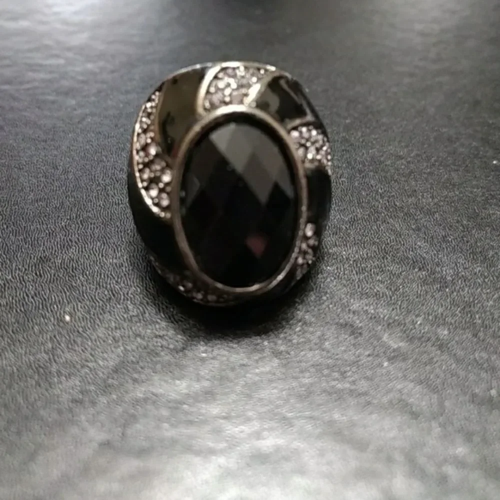 Black and silver tone fashion ring size 7